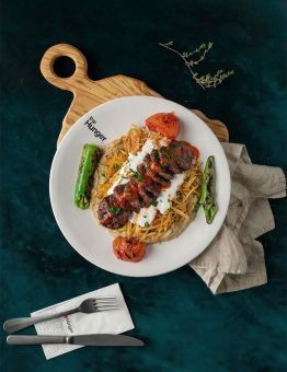 200 qr. İzqara Köftə, Bəyəndi, Qatıq, Kibrit Kartof Qızartması, Kərəyağlı Bazlama Çörəyi, Pomidor Sous