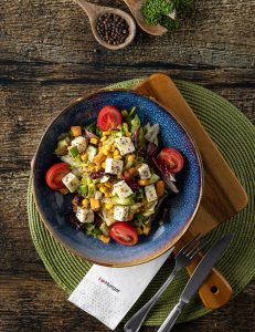 Aralıq dənizi yaşıllıqları, xiyar, pomidor, kəklikotu və zeytun yağı ilə marinad edilmiş Əzinə pendiri, suxari, ədviyyatlı yağ-limon sousu