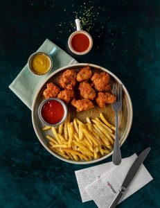 Ədviyyatlı kartof qızartması, svit çili sous