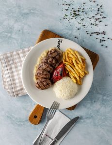 Düyü, ədviyyatlı kartof qızartması, pomidor qril, qırmızı bibər qril