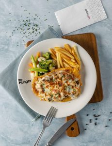 Karamelize edilmiş soğan, göbələk, əridilmiş kaşar pendiri, təzə soğan, ədviyyatlı kartof qızartması, sotelənmiş tərəvəzlər