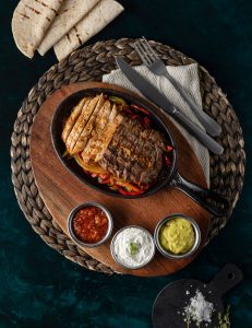 Sotelənmiş soğan və rəngli bibər, turş krema sousu-salsa-guakamole sousu, tortilla