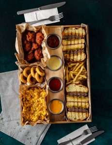 İkiqat çizburger, klassik burger, mak&çiz, Asiya üsulu acılı toyuq, soğan halqaları, ədviyyatlı kartof qızartması, svit çili-çeddar-barbekü-bal-xardal sousu