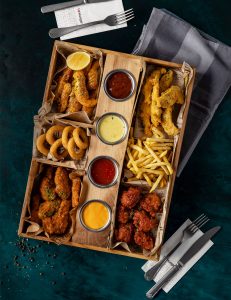 Asiya üsulu acılı toyuq, toyuq naggets, acılı buffalo toyuq qanadları, teriyaki souslu küncüt ilə xırçıldayan toyuq, soğan halqaları, ədviyyatlı kartof qızartması, svit çili çeddar-ədviyyatlı barbekü-bal xardal sousu