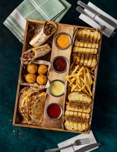 İkiqat çizburger, 4 ədəd bol çeddar və kaşar pendirli dana qabırğalı mini quesedilla, mal əti dürüm, mak&çiz topları, ədviyyatlı kartof qızartması, svit çili-çeddar-ədviyyatlı barbekü-bal xardal sousu