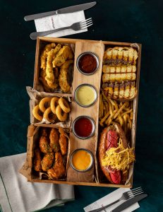 Çili pendirli hot-doq, ikiqat çizburger, acılı buffalo toyuq qanadları, toyuq naggets, soğan halqaları, ədviyyatlı kartof qızartması, svit çili-çeddar-barbekü-bal xardal sousu