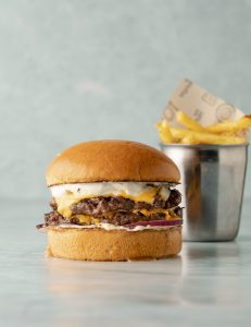 2 ədəd 90 qr burger əti, çeddar pendiri, qırmızı soğan, truffl mayonez sousu, turşu xiyar, ədviyyatlı kartof qızartması