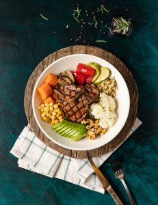 Mal əti, taxıl qarışığı, qovrulmuş qabaq, qovrulmuş kapya bibəri, qovrulmuş badımcan, avokado dilimləri, kök, noxud, qarğıdalı, gül kələm, qoz, ədviyyatlı zeytun-limon sousu