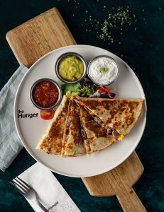 çeddar pendiri, karamelize edilmiş soğan, rəngli bibər, jalapenyo bibəri, meksika lobyası, meksika lobya püresi, turş krema sousu-salsa-guakamole sousu, təzə göyərti