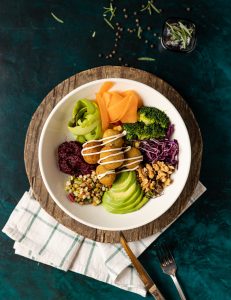 Falafel topları, ispanaq, qabaq, kök, brokoli, avokado, qoz, çuğundur, qırmızı kələm, taxıl qarışığı, tahina sousu, ədviyyatlı zeytun-limon sousu