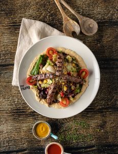 Aralıq dənizi yaşıllıqları, xüsusi Antakya humusu, xiyar, rəngli bibər, qarğıdalı, pomidor, yaşıl mərcimək, maş lobyası, ədviyyatlı yağ-limon sousu