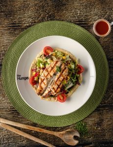 Aralıq dənizi yaşıllıqları, xüsusi Antakya humusu, xiyar, rəngli bibər, qarğıdalı, pomidor, yaşıl mərcimək, maş lobya, ədviyyatlı yağ-limon sousu