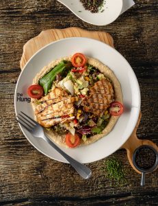 Aralıq dənizi yaşıllıqları, xüsusi Antakya humusu, xiyar, rəngli bibər, qarğıdalı, pomidor, yaşıl mərcimək, maş lobya, ədviyyatlı yağ-limon sousu