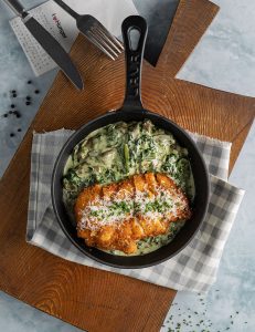 Qaymaqlı ispanaq püresi, sotelənmiş istiridye göbələyi, şabalıd və şampinyon göbələkləri ilə