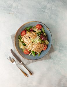 Aralıq dənizi yaşıllıqları, pomidor, xiyar, qarğıdalı, yaşıl alma, ədviyyatlı yağ-limon sousu