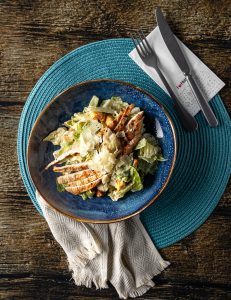 Kahı yarpaqları, parmezan pendiri, suxari, sezar sousu