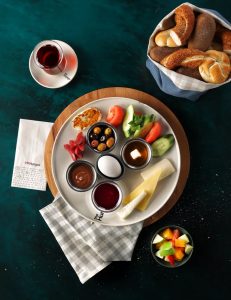 Əzinə pendiri, çeddar, dil pendir, qızardılmış hellim, qaynadılmış yumurta, mövsümi meyvələr, sucuq, bal, mürəbbə, kərə yağı, təzə göyərtilər, yaşıl və qara zeytun, pomidor, xiyar, şokolad yağı, türk çayı