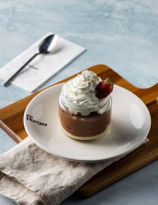 Banan, çiyələk, ekler xəmiri, şirniyyat xəmiri, krep, südlü şokolad sousu, çırpılmış krema