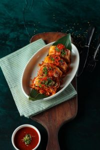 Turşulaşdırılmış Çin salatı, yaşıl soğan, bibər, küncüt