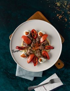 Badımcan bəyəndi, pomidor sousu, pomidor və qırmızı bibər qrildə