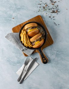 180 Qr burger əti, karamelize edilmiş soğan, turşu xiyar, çeddar pendiri, truffl mayonez sousu, ədviyyatlı kartof qızartması