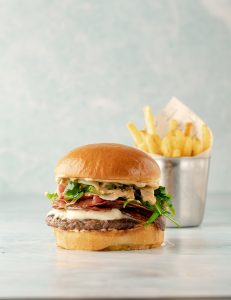 180 qr burger əti, hisə verilmiş mal qabırğa əti, hisə verilmiş mal döş əti, peperoni, suda mozzarella, parmezan, trüfel və rukkola, kajun ədviyyatları, reliş sous, ədviyyatlı kartof qızartması