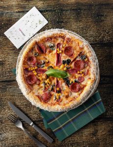 Pomidor sousu, sucuq, mal əti vetçinası, mal əti basdırması, sosis, qarğıdalı, zeytun, mozzarella pendiri, reyhan, parmezan pendiri