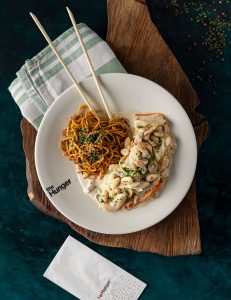 Tərəvəzli nudl, göbələk, yerkökü, qabaq, soya sousu, qaymaq