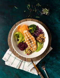 Qızılbalıq, ispanaq, qabaq, kök, brokoli, avokado, çuğundur püresi, qırmızı kələm, taxıl qarışığı, qoz, ədviyyatlı zeytun-limon sousu