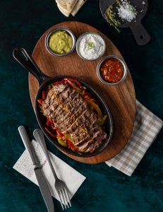 Sotelənmiş soğan və rəngli bibər, turş krema sousu-salsa-guakamole sousu, tortilla