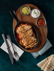 Qızardılmış soğan və rəngli bibər, turş krema sousu-salsa-guakamole sousu, tortilla