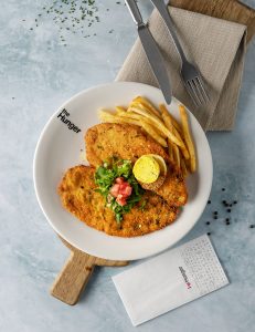 Ədviyyatlı kartof qızartması, rukkola, pomidor, ədviyyatlı yağ