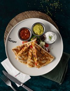 çeddar pendiri, karamelize edilmiş soğan, rəngli bibər, jalapenyo bibəri, meksika lobyası, meksika lobya püresi, turş krema-salsa-guakamole sousu, göyərti