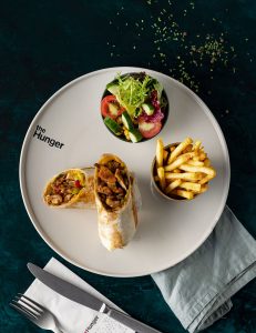 çeddar pendiri, göyərti, göbələk, rəngli bibər, karamelize edilmiş soğan, qarğıdalı, ədviyyatlı kartof qızartması