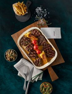 Sotelənmiş ispanaq və göbələklər, ədviyyatlı kartof qızartması, bazlama çörəyi, çeri pomidorları