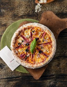 Pomidor sousu, mozzarella pendiri, göbələk, mal əti vetçinası, zeytun, qarğıdalı, parmezan pendiri, qırmızı soğan