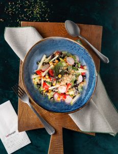 Rukkola yarpaqları, təzə reyhan, turp, çeri pomidoru, pərpətöyün, noxud, kinoa, dilimlənmiş qara zeytun, xiyar, qarğıdalı, yaşıl alma, zeytun yağı, limon sousu