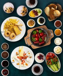 Əzinə pendiri, eski kaşar pendiri, dil pendiri, otlu pendir, səbət pendiri, çiyələk mürəbbəsi, vişnə mürəbbəsi, mövsüm meyvələri, qara və yaşıl zeytun, kərə yağı, küncütlü tahin-bəhməz, bal-qaymaq, nutella, vişnə mürəbbəsi ilə lor pendiri, giləmeyvəli qatıqlı qranola, pomidor-xiyar-bibər, göyərtilər, acuka, pişi, yumurtalı çörək, tavada sucuq-sosis, tavada yumurta, siqara börəyi, kartof qızartması, simit, səhər yeməyi saatlarında limitsiz dəmləmə çay