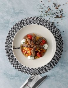 Yağlı pidə, badımcan bəyəndi, pomidor sousu, kibrit qızardılmış kartof, pomidor və qırmızı bibər qrildə